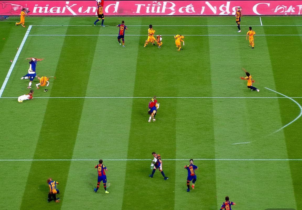 巴萨对决巴伦西亚：巅峰对决战术解析与精彩瞬间回顾